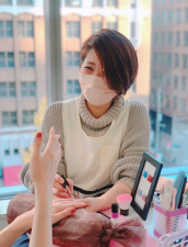 ネイルをしているビューティスト